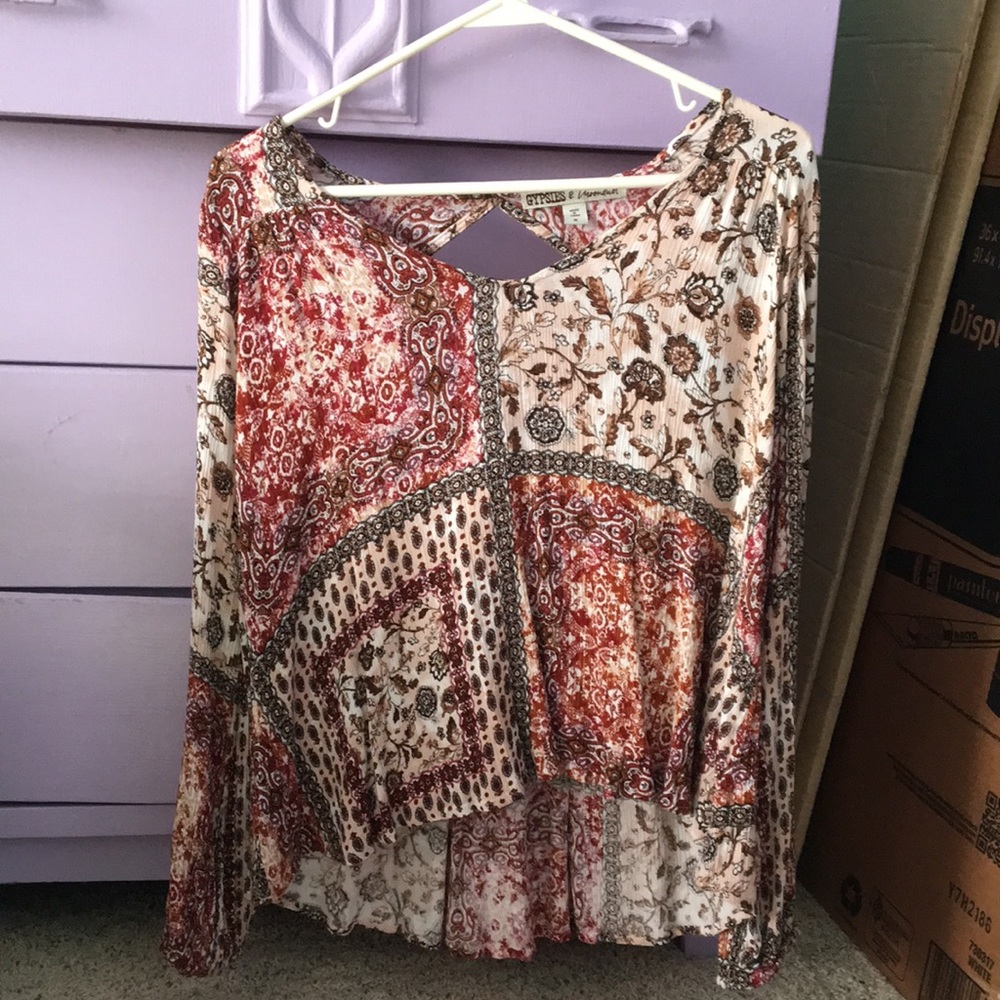 Adorable top w/cutout in back